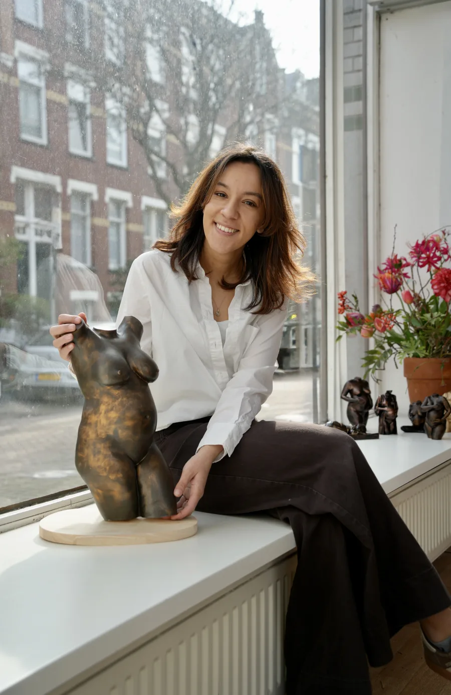 Lindsay begeleidt een klant bij een 3D-scan